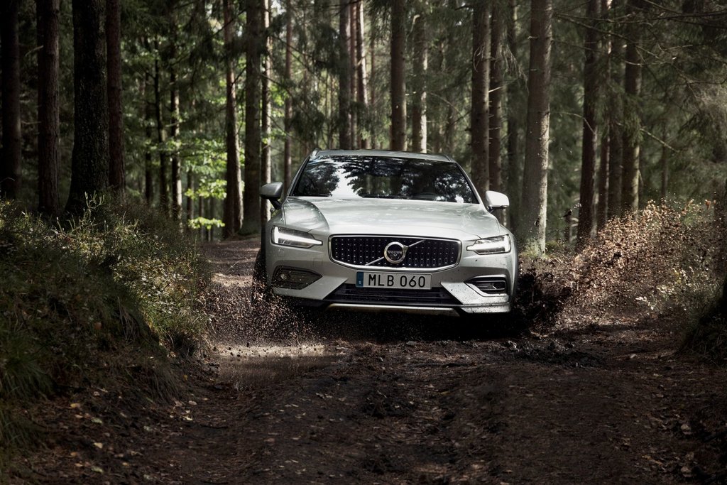 Volvo V60 Cross Country apvidus universāļa apskats