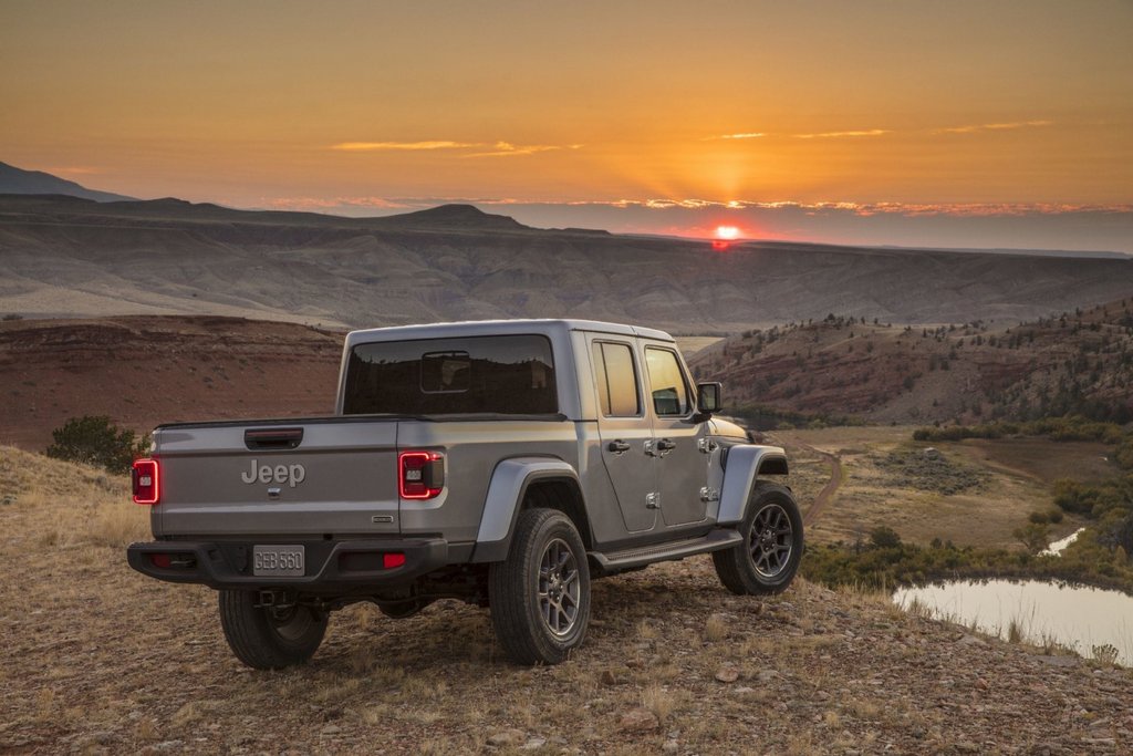 Jeep Gladiator pilnpiedziņas rāmja pikapa apskats