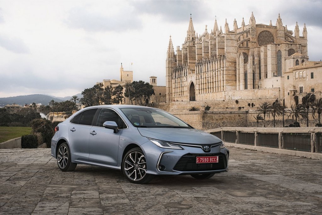 Toyota Corolla hibrīdais sedans