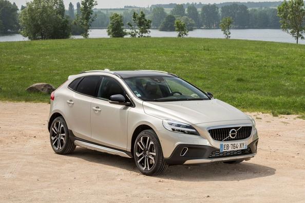 Volvo V40 Cross Country hečbeka bezceļu modifikācija