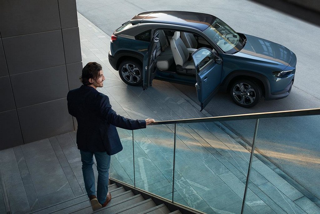 Krosovers Mazda MX-30: Japānas zīmola pirmais sērijveida elektromobilis