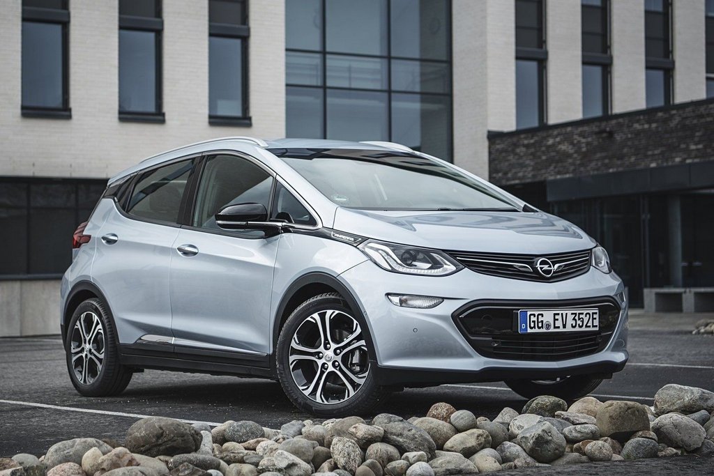 Elektriskā kompaktā hečbeka Opel Ampera-e apskats