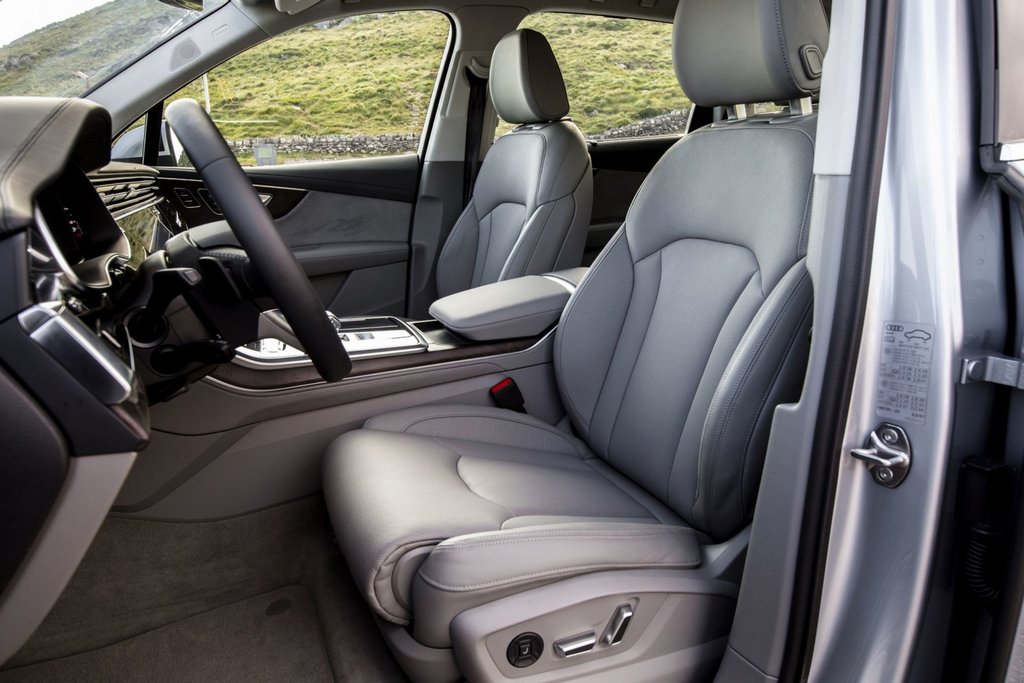 Apskats: atjauninātais premium krosovers Audi Q7