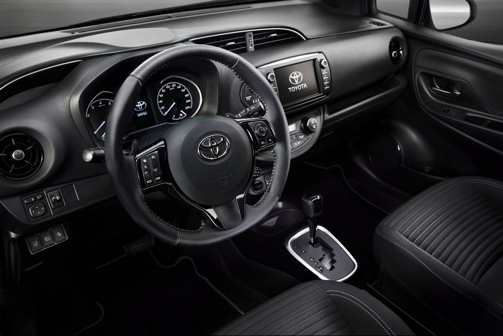 Atjauninātā subkompaktā hečbeka Toyota Yaris apskats