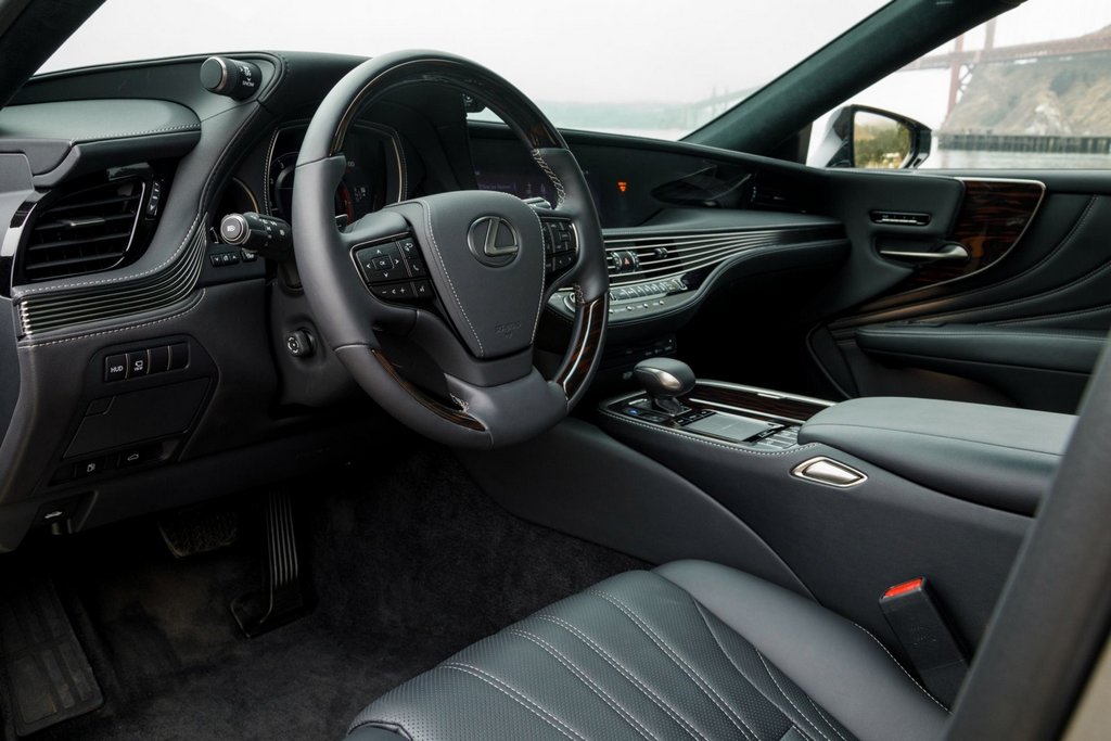Pilna izmēra luksusa sedans Lexus LS 500