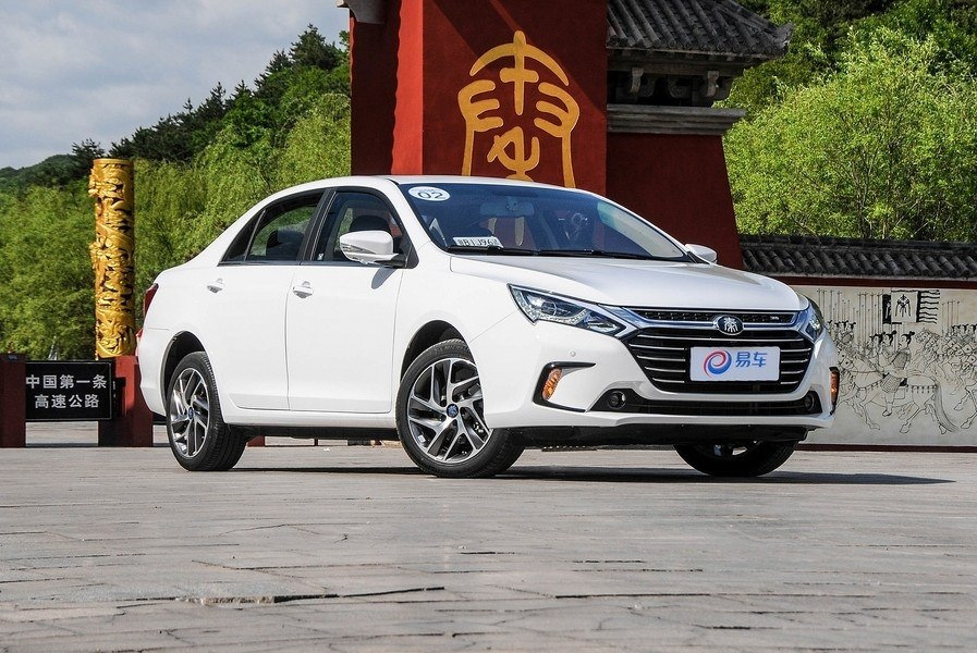 BYD Qin 100 hibrīdā sedana apskats