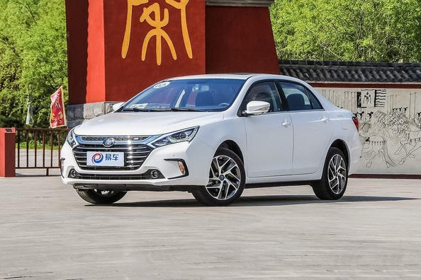 BYD Qin 100 hibrīdā sedana apskats