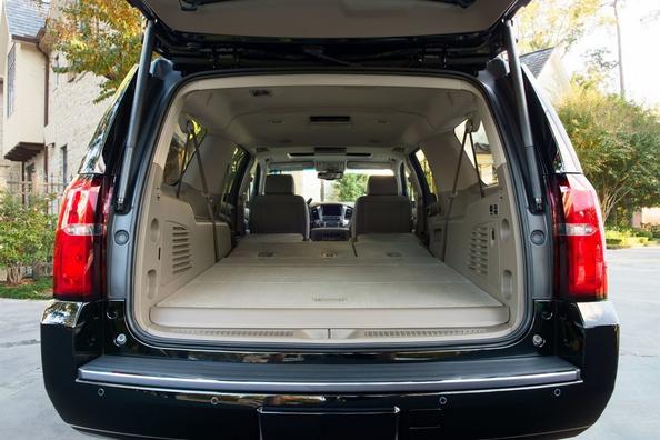 Lielizmēra apvidus auto Chevrolet Suburban apskats Foto 8