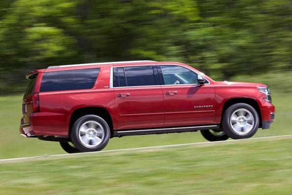 Lielizmēra apvidus auto Chevrolet Suburban apskats Foto 14