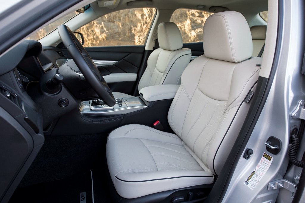 Premium klases sedana Infiniti Q70 apskats