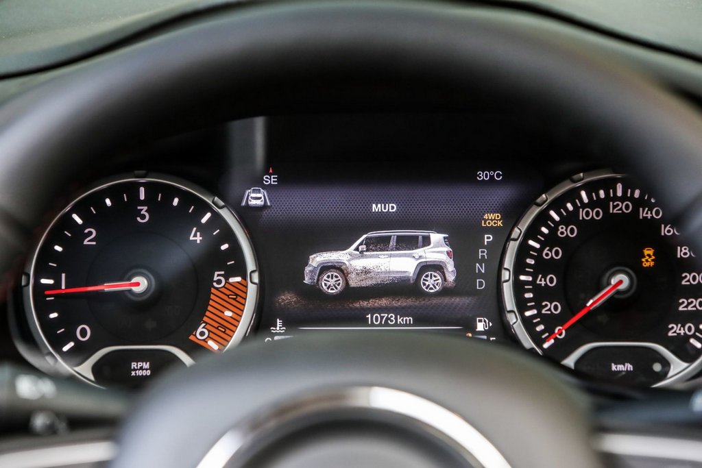 Jeep Renegade kompakta krosovera apskats