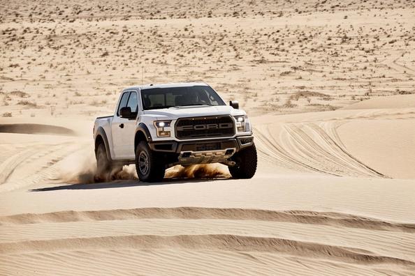 Ford F-150 Raptor: paaudzes, dzineji, piekare un izmainas 2024–2026 Foto 5