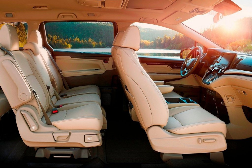 Honda Odyssey astoņvietīgā pilna izmēra minivena apskats