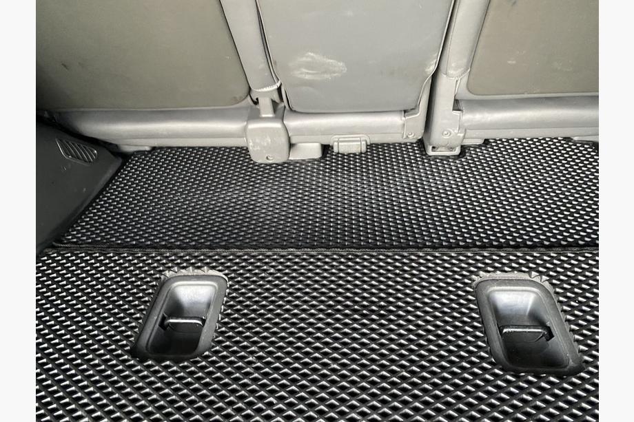 Toyota Land Cruiser 200 2007–2021 Bagāžnieka paklājiņu komplekts, 2 gab. (EVA, 7 vietas, melns) Foto 4
