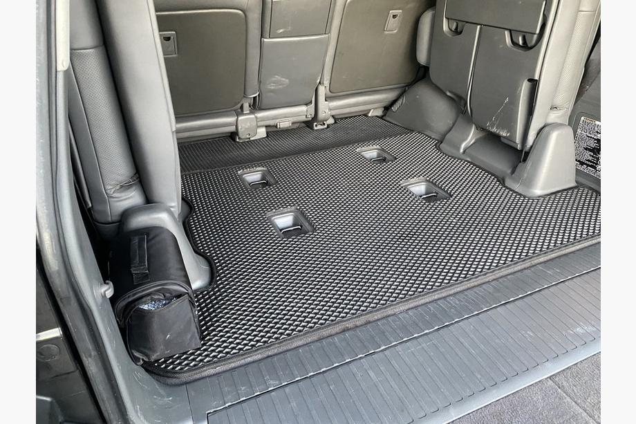 Toyota Land Cruiser 200 2007–2021 Bagāžnieka paklājiņu komplekts, 2 gab. (EVA, 7 vietas, melns) Foto 5