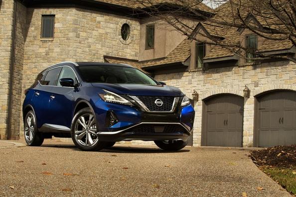 Atjauninātā vidējā izmēra krosovera Nissan Murano apskats