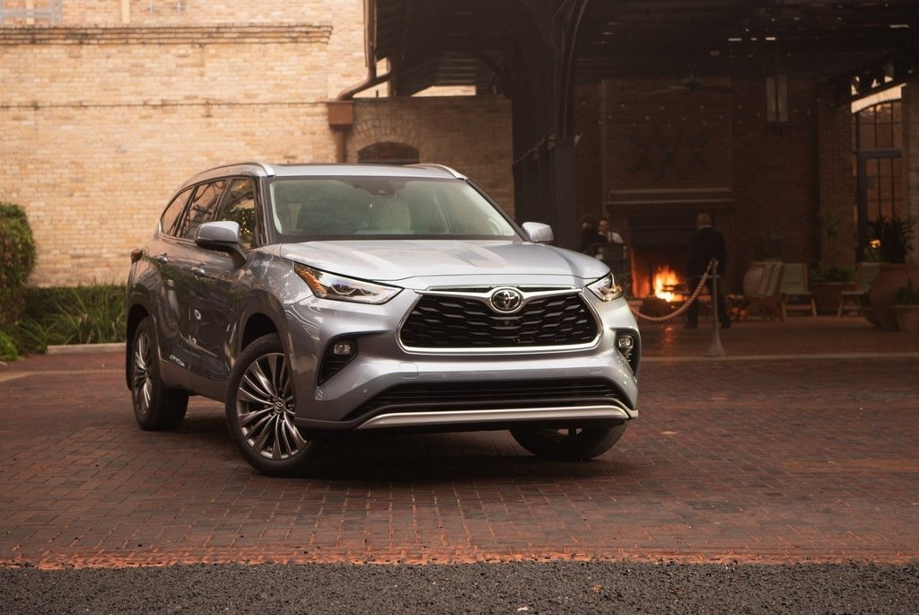 Jaunās paaudzes krosovers Toyota Highlander