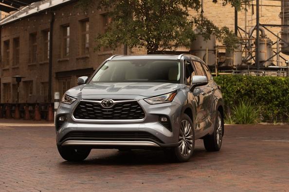 Jaunās paaudzes krosovers Toyota Highlander