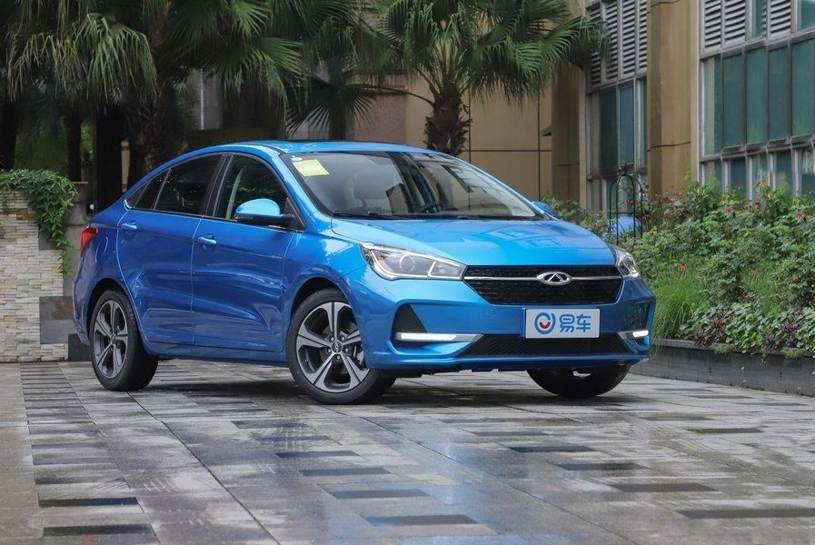 Kompaktā sedana Chery Arrizo 5 apskats