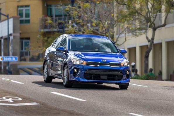 KIA Rio kompaktā sedana ceturtā paaudze
