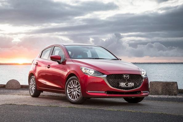 Atjaunināts subkompaktais hečbeks Mazda 2