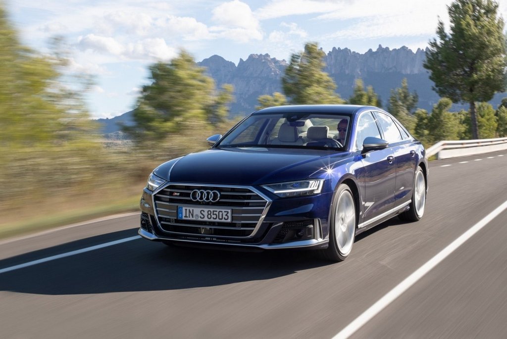 Sportisks luksusa sedans Audi S8