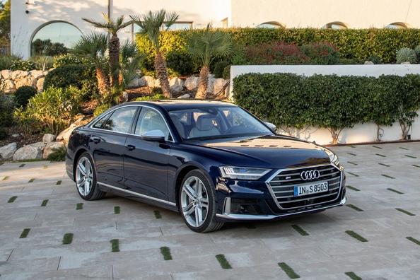 Sportisks luksusa sedans Audi S8