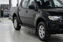 Mitsubishi L200 2006–2015 Sānu sliekšņi Tayga Black (2 gab., alumīnijs) foto 1
