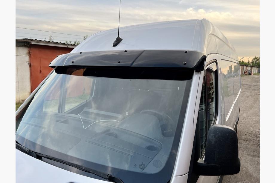 Mercedes Sprinter W907/W910 2018– Vējstikla vizieris (melns spīdīgs, 5 mm) Foto 1