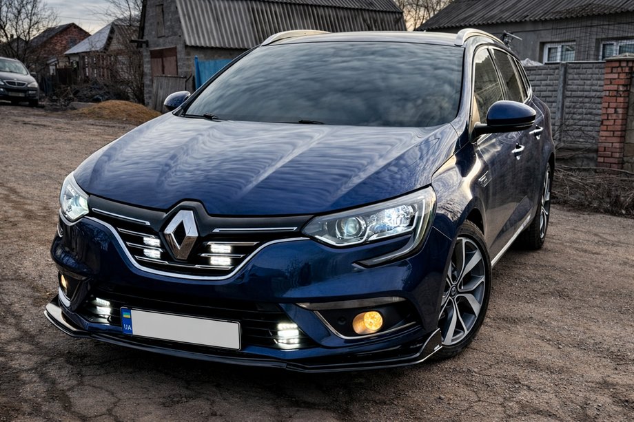 Renault Megane IV 2016–2025 Priekšējā bufera lūpas uzlika (melna) Image