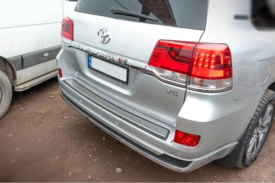 Toyota Land Cruiser 200 2007–2021 Aizmugurējie lukturi 2016-2021 (OEM standarts) Kreisais aizmugurējais ārējais lukturis (uz spārna) Foto 5