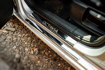 Skoda Octavia III A7 2013–2019 Carmos V1 sliekšņu uzlikas (8 gab., nerūsējošais tērauds) foto 5