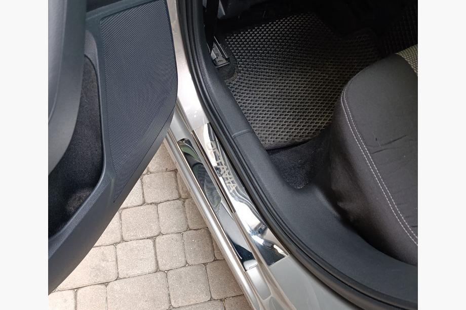 Skoda Octavia III A7 2013–2019 Carmos V1 sliekšņu uzlikas (8 gab., nerūsējošais tērauds) Foto 9
