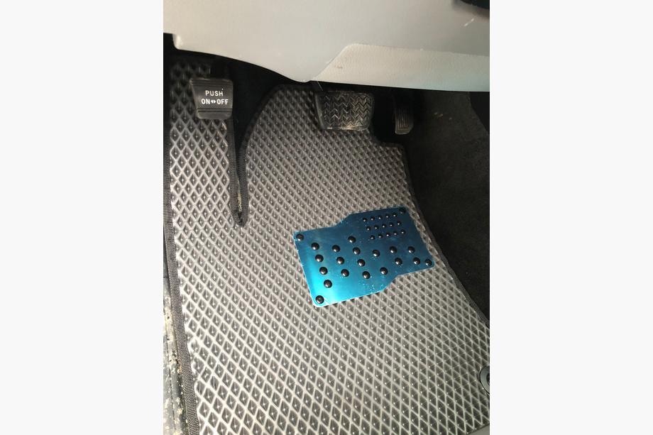 Toyota Sequoia 2007–2022 Poliuretāna salona paklāji, 3 rindas (EVA, melni) Vidējā rinda – roku balsts Foto 7