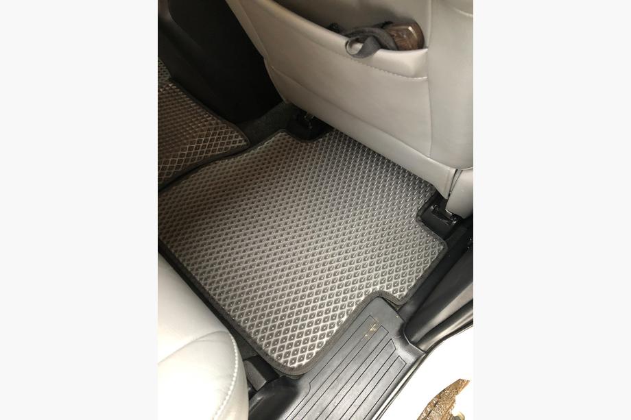Toyota Sequoia 2007–2022 Poliuretāna salona paklāji, 3 rindas (EVA, melni) Vidējā rinda – roku balsts Foto 10