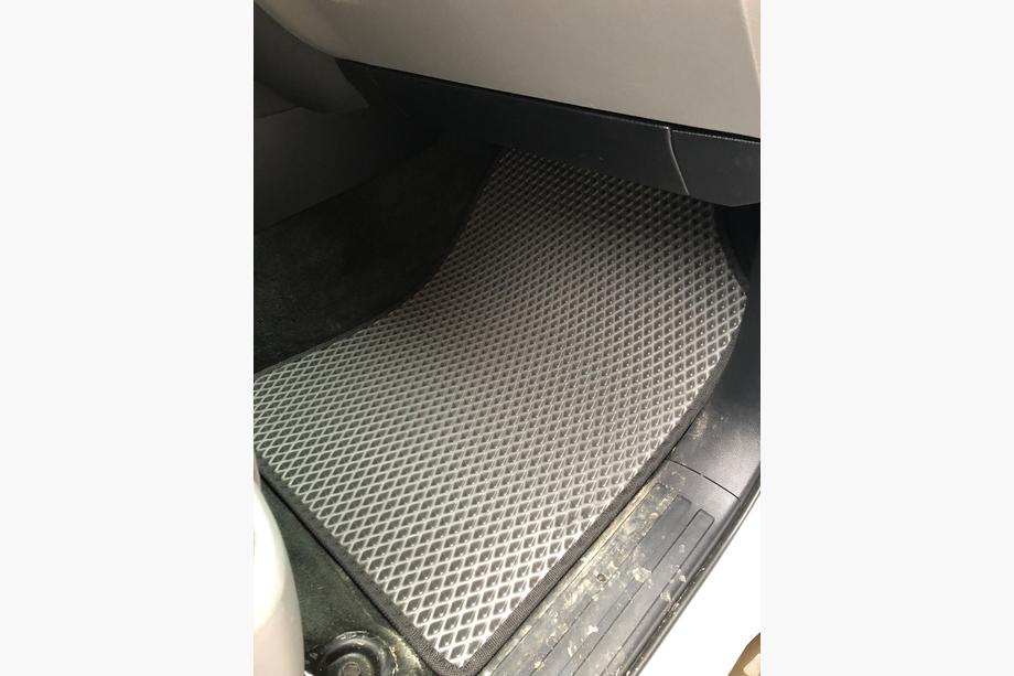 Toyota Sequoia 2007–2022 Poliuretāna salona paklāji, 3 rindas (EVA, melni) Vidējā rinda – roku balsts Foto 4