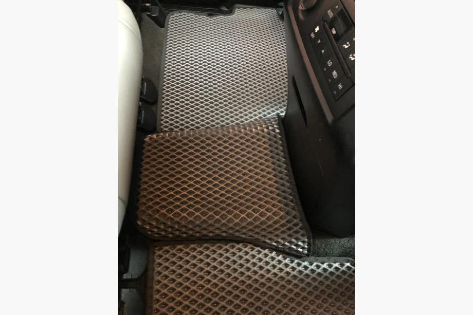 Toyota Sequoia 2007–2022 Poliuretāna salona paklāji, 3 rindas (EVA, melni) Vidējā rinda – roku balsts Foto 13
