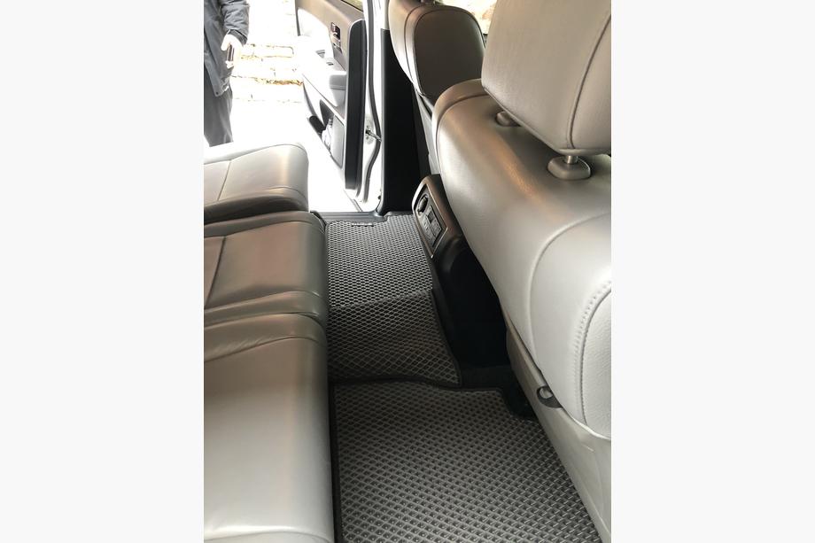 Toyota Sequoia 2007–2022 Poliuretāna salona paklāji, 3 rindas (EVA, melni) Vidējā rinda – roku balsts Foto 14