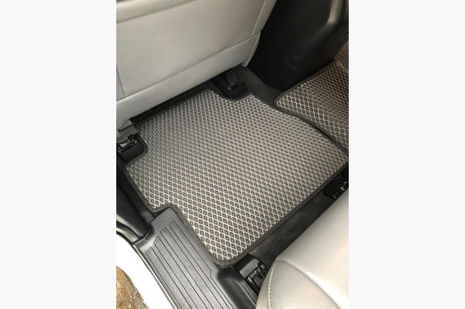 Toyota Sequoia 2007–2022 Poliuretāna salona paklāji, 3 rindas (EVA, melni) Vidējā rinda – roku balsts Foto 15