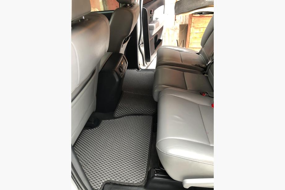 Toyota Sequoia 2007–2022 Poliuretāna salona paklāji, 3 rindas (EVA, melni) Vidējā rinda – roku balsts Foto 16