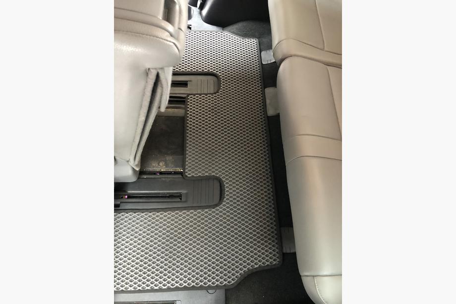 Toyota Sequoia 2007–2022 Poliuretāna salona paklāji, 3 rindas (EVA, melni) Vidējā rinda – roku balsts Foto 18