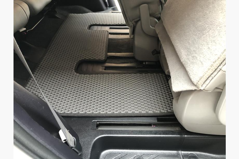 Toyota Sequoia 2007–2022 Poliuretāna salona paklāji, 3 rindas (EVA, melni) Vidējā rinda – roku balsts Foto 20