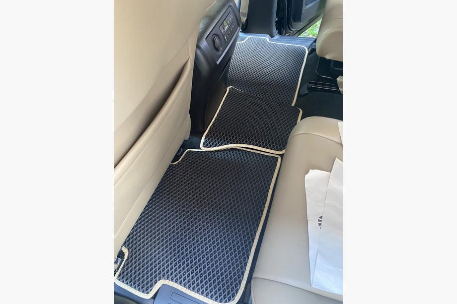 Toyota Sequoia 2007–2022 Poliuretāna salona paklāji, 3 rindas (EVA, melni) Vidējā rinda – roku balsts Foto 2