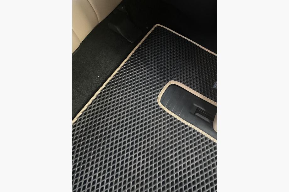 Toyota Sequoia 2007–2022 Poliuretāna salona paklāji, 3 rindas (EVA, melni) Vidējā rinda – roku balsts Foto 3