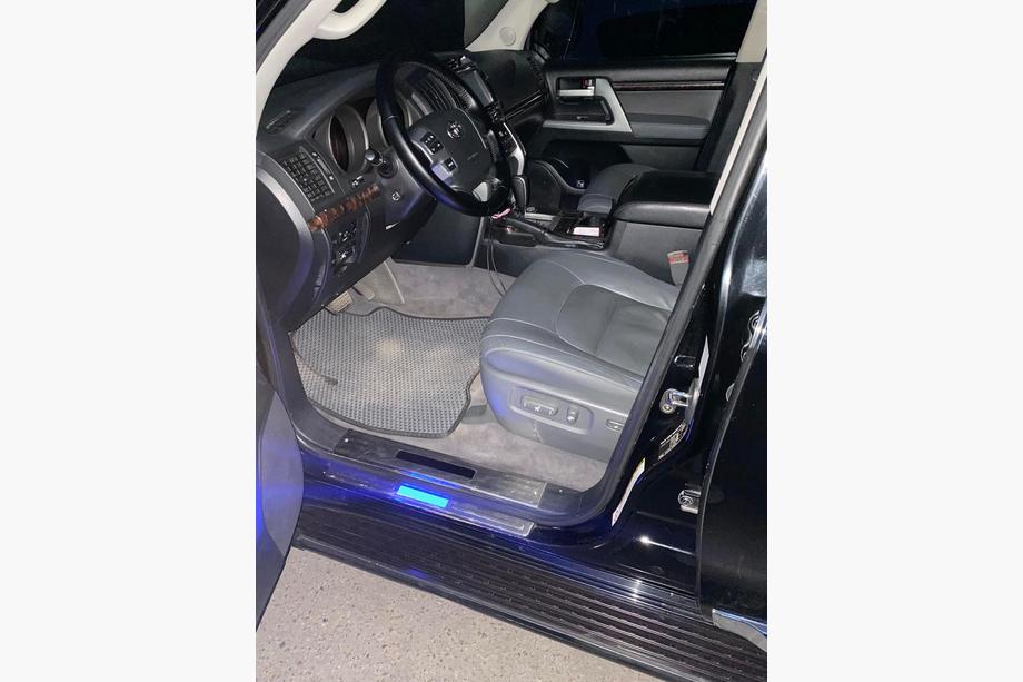 Toyota Land Cruiser 200 2007–2021 Durvju sliekšņu uzlikas ar apgaismojumu (4 gab.) Foto 7