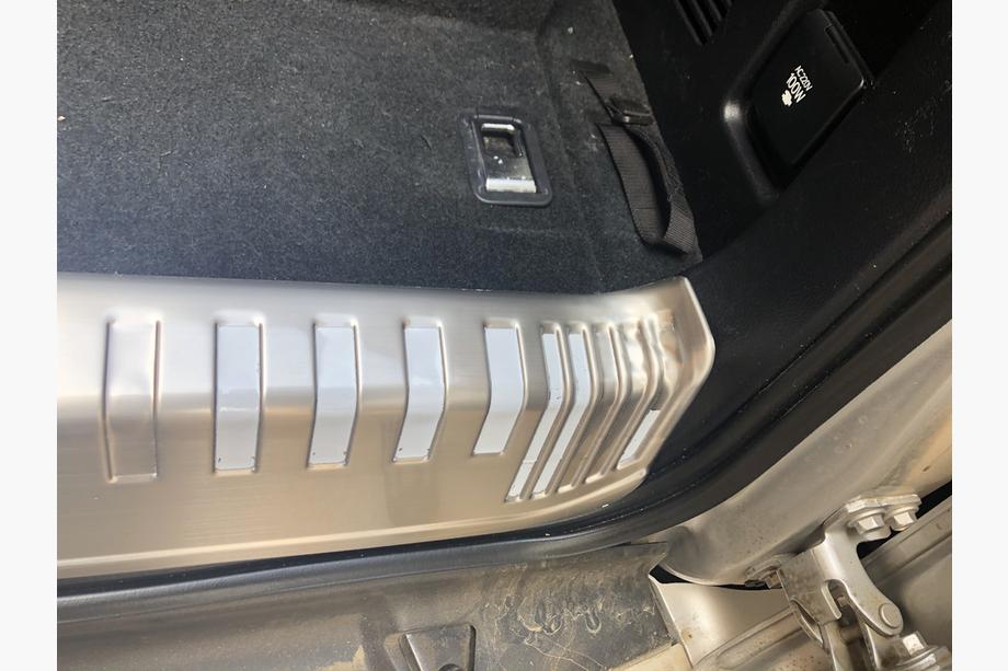 Toyota Land Cruiser Prado 150 2009–2023 Hromēta aizmugurējā iekšējā sliekšņa uzlika (7-vietīgajam) Foto 5