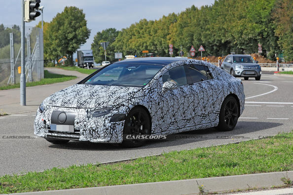 Jaunais elektriskais Mercedes-Benz EQS izbrauc trasē