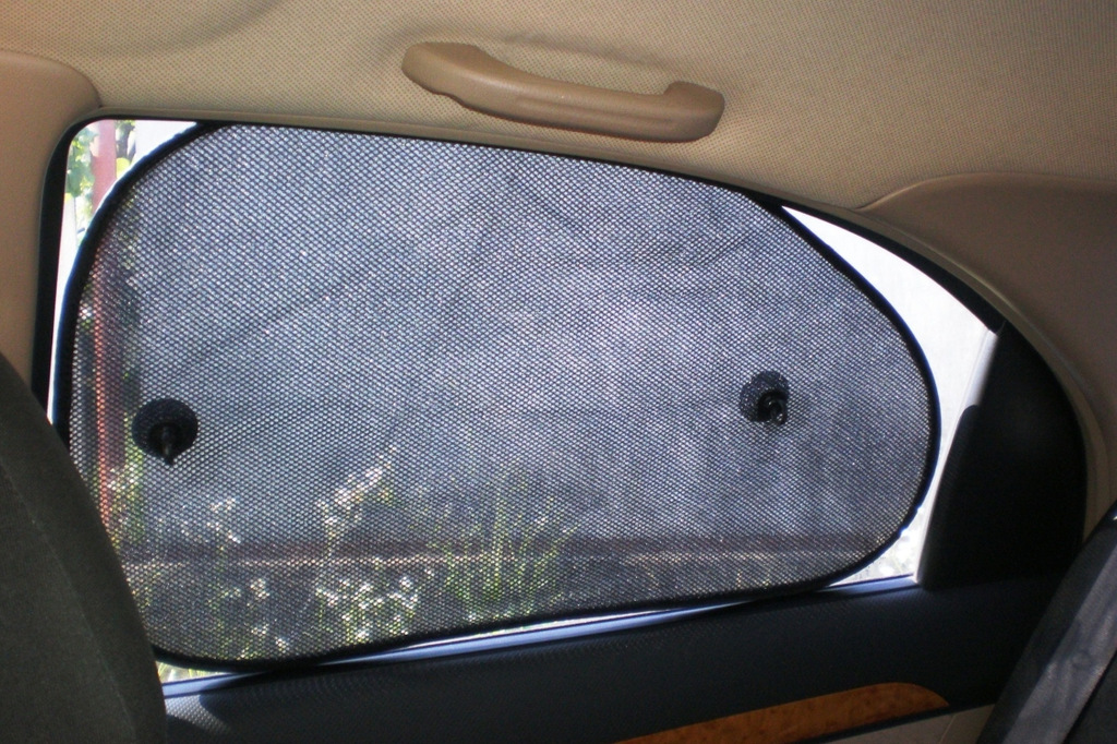 Auto aizkari ar piesūcekņiem un to īpatnības