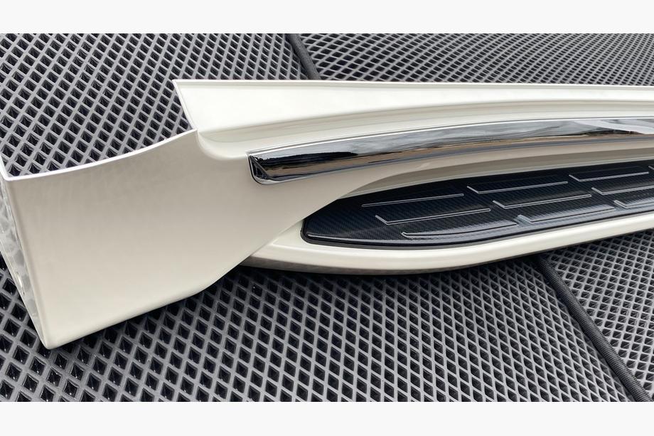 Toyota Land Cruiser 200 2007–2021 Sānu pakāpieni Exlusive (dizains 2021) Balta krāsa Foto 2