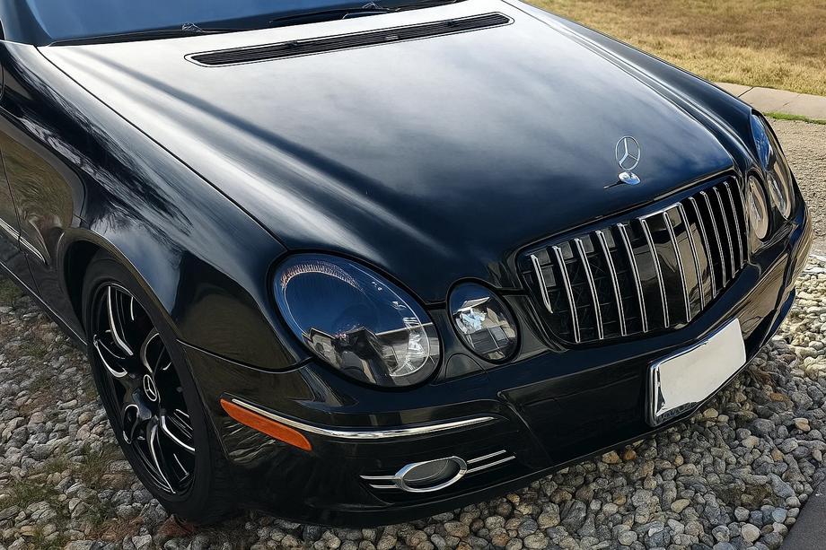 Mercedes E-class W211 2002–2009 Priekšējā radiatora reste 2006-2009 (GT Panamericana) Image